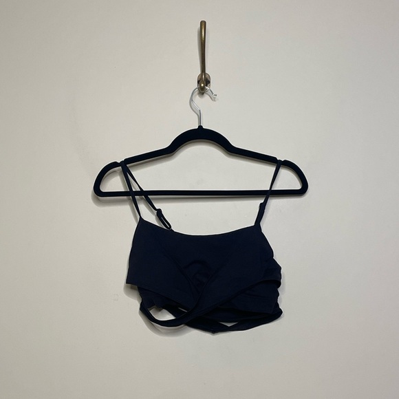 ALO Yoga Airbrush Enso Bra in Black - Picture 4 of 7